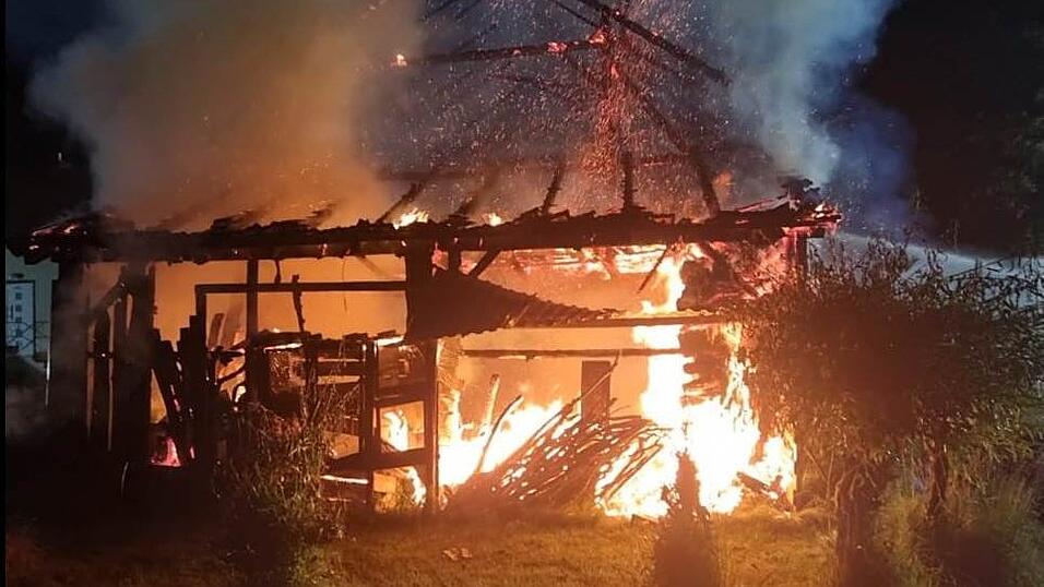 Als die Feuerwehr eintraf, brannte die Scheune schon lichterloh.