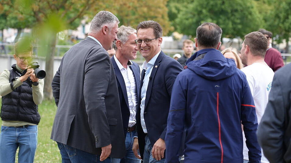 Höcke am Samstag in Neutraubling. Ihn begrüßen die MdL Roland Magerl (links), Dieter Arnold und Christoph Maier. Höcke am Samstag in Neutraubling. Ihn begrüßen die MdL Roland Magerl (links), Dieter Arnold und Christoph Maier.