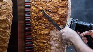 Eigentlich sollten die Spieße gegrillt werden - nach dem Unfall landeten sie auf der Autobahn. (Symbolbild)