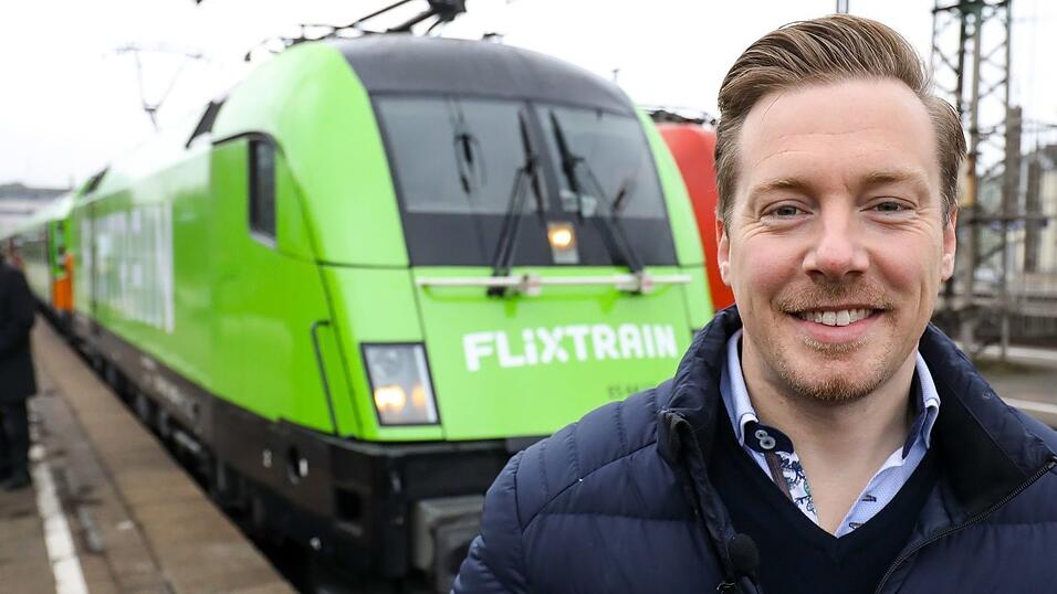 So fing alles an: Flix-Mitgründer André Schwämmlein 2018 vor der Premierenfahrt des Flixtrain-Fernzuges. (Archivbild)