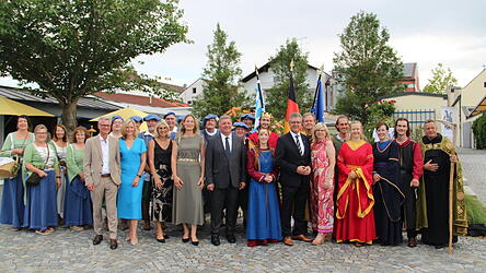 Staatsminister Christian Bernreiter, Landrat Bernd Sibler und Bürgermeister Hans Schmalhofer eröffneten die Nibelungenfestspiele. Staatsminister Christian Bernreiter, Landrat Bernd Sibler und Bürgermeister Hans Schmalhofer eröffneten die Nibelungenfestspiele.