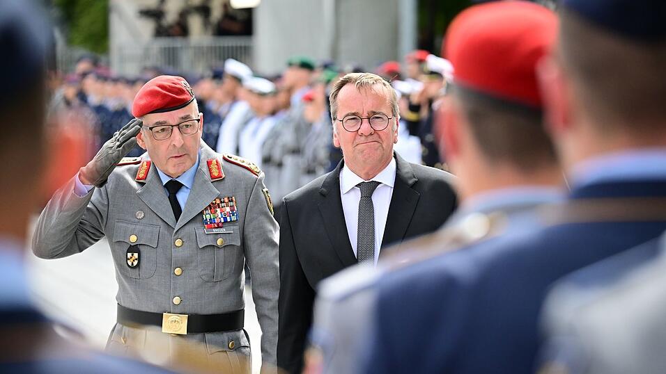 Verteidigungsminister Boris Pistorius (SPD) muss nach der Wahl Breuers entscheiden, wen er an die militärische Spitze der Bundeswehr setzt. (Archivbild) Verteidigungsminister Boris Pistorius (SPD) muss nach der Wahl Breuers entscheiden, wen er an die militärische Spitze der Bundeswehr setzt. (Archivbild)