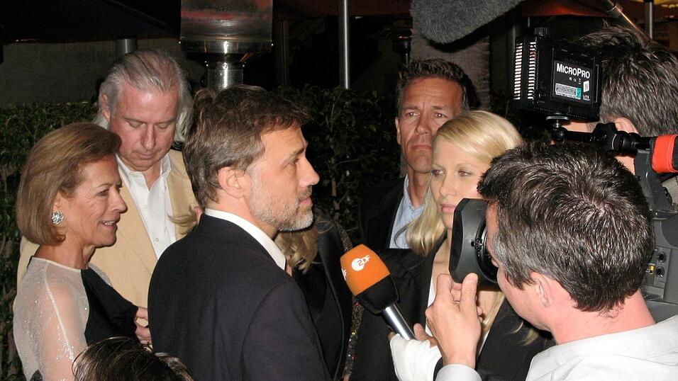 Am 5.03.2010 wird er bei einer Pre-Oscar-Party der deutschen Filmbranche in Hollywoods Nobel- Lounge Ivan Kane's Caf&eacute; von Medien umlagert. F&uuml;r Christoph Waltz ist der Countdown zur Oscar-Gala eine 'sch&ouml;ne Anstrengung'. Pausenlos Interviews und Partybesuche, die Dankesrede muss vorbereitet werden.