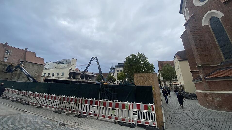 Ein gro&szlig;es Eck vom Woolworth-Geb&auml;ude ist weg: So sieht es am Freitagvormittag am Steiner-Thor-Platz aus.