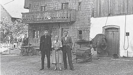 Das alte Würzinger-Haus in Zeholfing war in den 40er-Jahren außen noch mit Holz verkleidet. An der Traufseite, unterhalb der Dachrinne, hängen keine Stoffstücke oder Unterhosen zum Trocknen. Es sind Tabakblätter, die der alte Würzinger für den Eigenbedarf trocknete. Er steht mit Frau und Sohn Josef im Bildvordergrund. Das alte Würzinger-Haus in Zeholfing war in den 40er-Jahren außen noch mit Holz verkleidet. An der Traufseite, unterhalb der Dachrinne, hängen keine Stoffstücke oder Unterhosen zum Trocknen. Es sind Tabakblätter, die der alte Würzinger für den Eigenbedarf trocknete. Er steht mit Frau und Sohn Josef im Bildvordergrund.