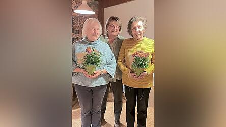F&uuml;r ihr langj&auml;hriges Engagement im OGV erhielten Maria Neumeier und Gretl Brandl sowie Hildegard Ro&szlig;berger, die entschuldigt war, ein blumiges Geschenk.