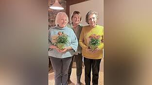 F&uuml;r ihr langj&auml;hriges Engagement im OGV erhielten Maria Neumeier und Gretl Brandl sowie Hildegard Ro&szlig;berger, die entschuldigt war, ein blumiges Geschenk.