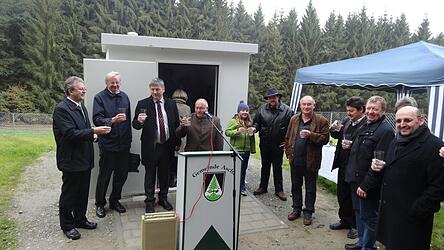 Oktober 2013: Mit dem Wasser der nach aufwendiger Sanierung soeben in Betrieb gegangenen gemeindeeigenen Anlage sto&szlig;en Josef Laumer, damals noch stellvertretender Landrat, Pfarrer Alois Zimmermann, der den Segen spendete, B&uuml;rgermeister Wolfgang Zirngibl (von links) und die Vertreter aller an der Sanierung Beteiligten an.