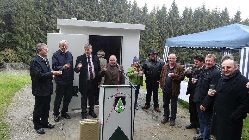 Oktober 2013: Mit dem Wasser der nach aufwendiger Sanierung soeben in Betrieb gegangenen gemeindeeigenen Anlage sto&szlig;en Josef Laumer, damals noch stellvertretender Landrat, Pfarrer Alois Zimmermann, der den Segen spendete, B&uuml;rgermeister Wolfgang Zirngibl (von links) und die Vertreter aller an der Sanierung Beteiligten an.