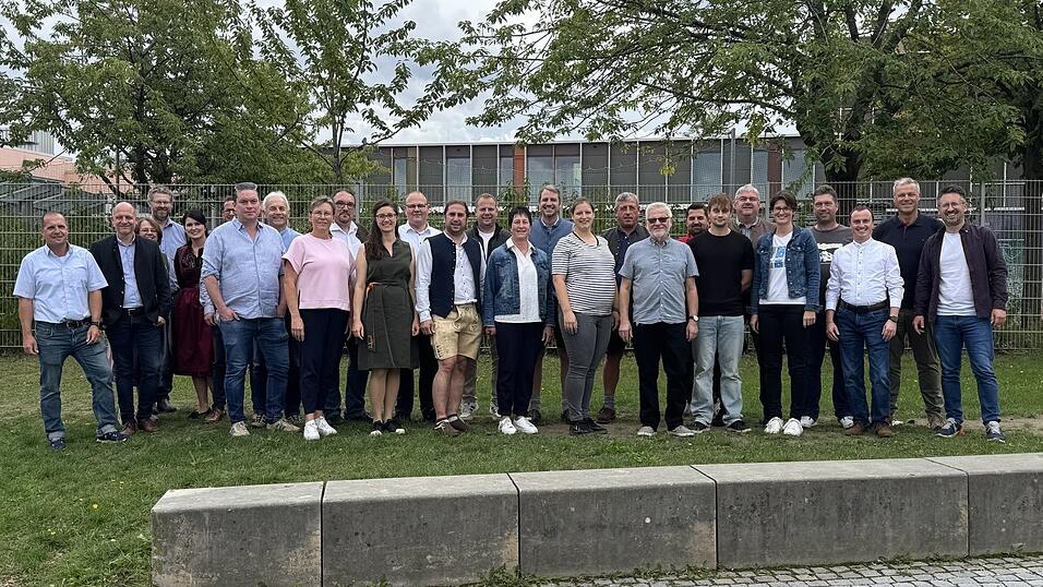 Der Stadtrat brach gemeinsam mit Mitarbeitern der Stadtwerke und des Rathauses zu einer Stadtrundfahrt auf. Der Stadtrat brach gemeinsam mit Mitarbeitern der Stadtwerke und des Rathauses zu einer Stadtrundfahrt auf.