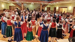 Bunt gemischt in ihren schönen Trachten tanzten die Kinder begeistert den „Hans bleib do“. Bunt gemischt in ihren schönen Trachten tanzten die Kinder begeistert den „Hans bleib do“.