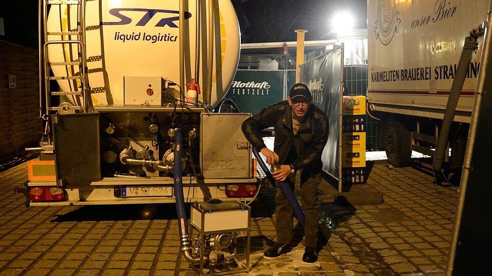 Reinigung gehört immer und mehrmals in der Nacht zum Programm. Damit der Schlauch sauber werden, muss Bier versickern. Da schmerzt das Brauerherz. Reinigung gehört immer und mehrmals in der Nacht zum Programm. Damit der Schlauch sauber werden, muss Bier versickern. Da schmerzt das Brauerherz.