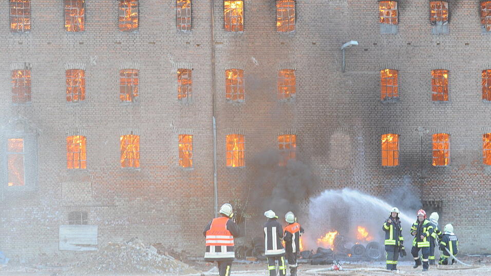 Großbrand einer ehemaliegen Ziegelei in Straubing. (Foto: Ulli Scharrer) Großbrand einer ehemaliegen Ziegelei in Straubing. (Foto: Ulli Scharrer)