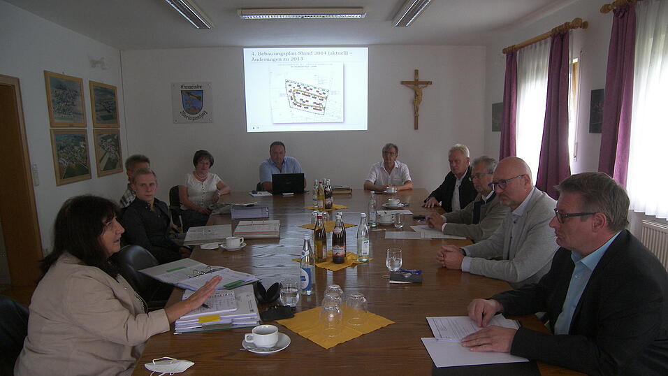 VG-Gesch&auml;ftsstellenleiterin Barbara Mendi, Regierungsrat Moritz Seissler und Uwe Roth Abteilungsleiter Wasserrecht beide Landratsamt, Stellvertretende B&uuml;rgermeisterin Anna Erdinger, B&uuml;rgermeister Martin Englmeier, 3. B&uuml;rgermeister Xaver Gilch, MdB Alois Rainer, Landrat Josef Laumer, MdL Manfred Eibl und MdL Josef Zellmeier (von links) bei der Besprechung im Sitzungssaal des Poschinger Rathauses.