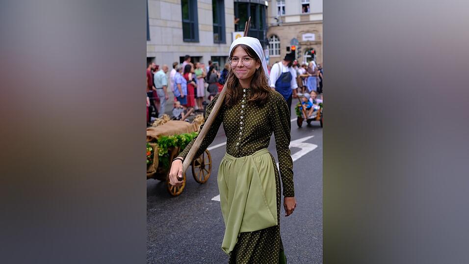 Zahlreiche Musik- und Trachtengruppen zogen nach dreij&auml;hriger Pause am Freitagabend zum Festplatz Am Hagen.