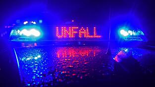 Die Kreisstraße wurde nach dem Unfall für mehr als sieben Stunden gesperrt. (Symbolbild)