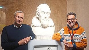 Veranstalter David Boppert (links) zusammen mit Gästeführer Matthias Freitag vor der Keplerbüste. Veranstalter David Boppert (links) zusammen mit Gästeführer Matthias Freitag vor der Keplerbüste.