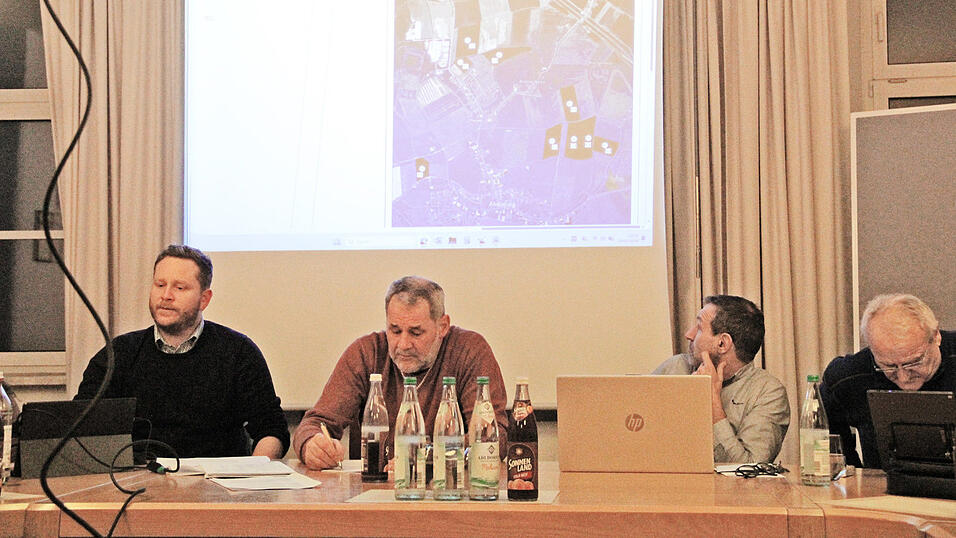 Daniel Wagner von der Firma Geoplan (li.) und B&uuml;rgermeister Martin Betzinger bei der Verlesung der Stellungnahmen.