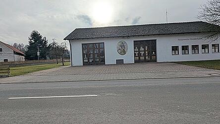 Der linke Teil des FFW-Hauses wird abgerissen und um dann zwei Einfahrten erweitert. Weitere Auftr&auml;ge wurden jetzt daf&uuml;r vergeben.