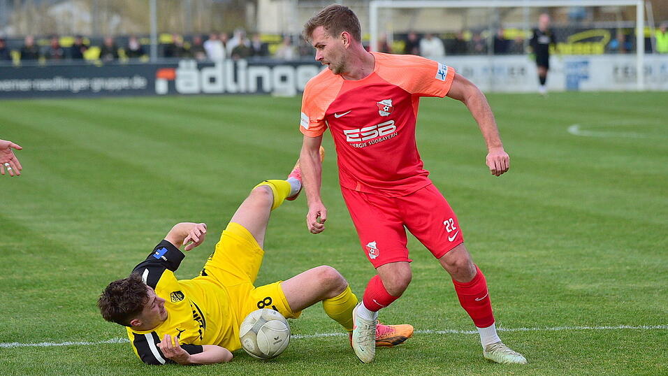 Auch wenn Hankofens Tobias Lermer (in Rot) diesen Zweikampf gegen Vilzings Erol Özbay gewinnt, reicht die Leistung der SpVgg im Osterbayern-Derby nicht für einen Sieg oder ein Unentschieden. Auch wenn Hankofens Tobias Lermer (in Rot) diesen Zweikampf gegen Vilzings Erol Özbay gewinnt, reicht die Leistung der SpVgg im Osterbayern-Derby nicht für einen Sieg oder ein Unentschieden.