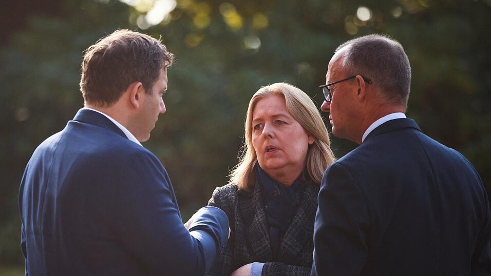 Sie stecken die Köpfe zusammen: Es scheint, als würde es den Parteichefs Friedrich Merz (CDU, r.), Lars Klingbeil und Bärbel Bas (SPD) oft am nötigen Gespür gegenüber der Parteienbasis mangeln. Sie stecken die Köpfe zusammen: Es scheint, als würde es den Parteichefs Friedrich Merz (CDU, r.), Lars Klingbeil und Bärbel Bas (SPD) oft am nötigen Gespür gegenüber der Parteienbasis mangeln.