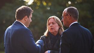 Sie stecken die Köpfe zusammen: Es scheint, als würde es den Parteichefs Friedrich Merz (CDU, r.), Lars Klingbeil und Bärbel Bas (SPD) oft am nötigen Gespür gegenüber der Parteienbasis mangeln. Sie stecken die Köpfe zusammen: Es scheint, als würde es den Parteichefs Friedrich Merz (CDU, r.), Lars Klingbeil und Bärbel Bas (SPD) oft am nötigen Gespür gegenüber der Parteienbasis mangeln.