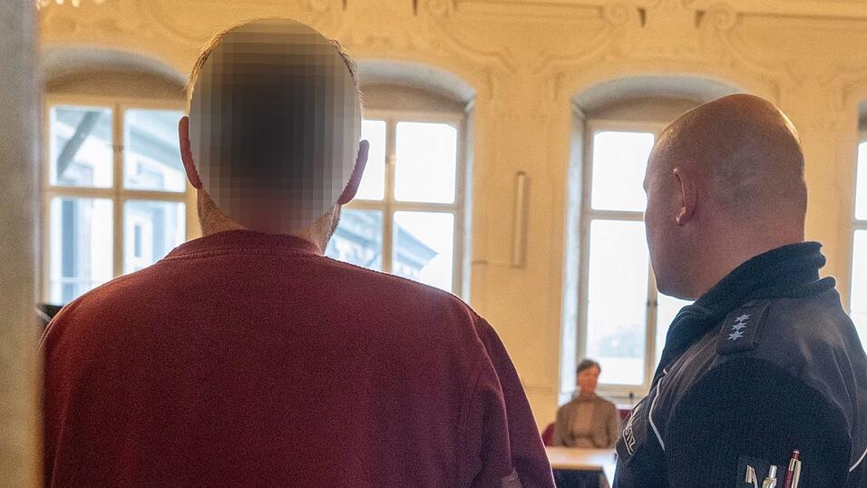 Die Eltern sind unter anderem wegen schweren sexuellen Missbrauchs der Tochter vor Gericht. Die Eltern sind unter anderem wegen schweren sexuellen Missbrauchs der Tochter vor Gericht.