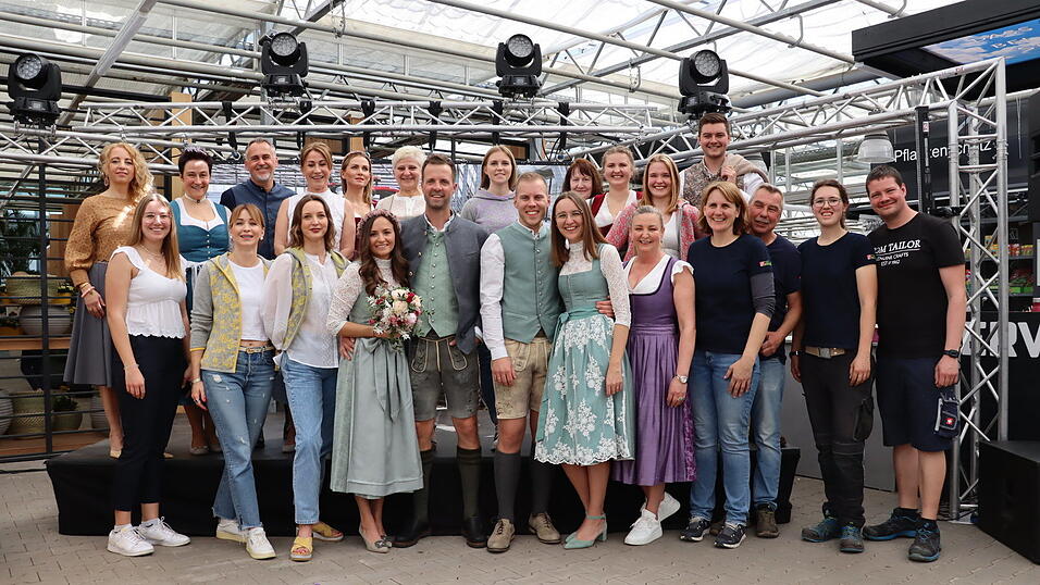Alle Mitwirkenden von Huber- Mode und Tracht zusammen mit Familie Holzner.