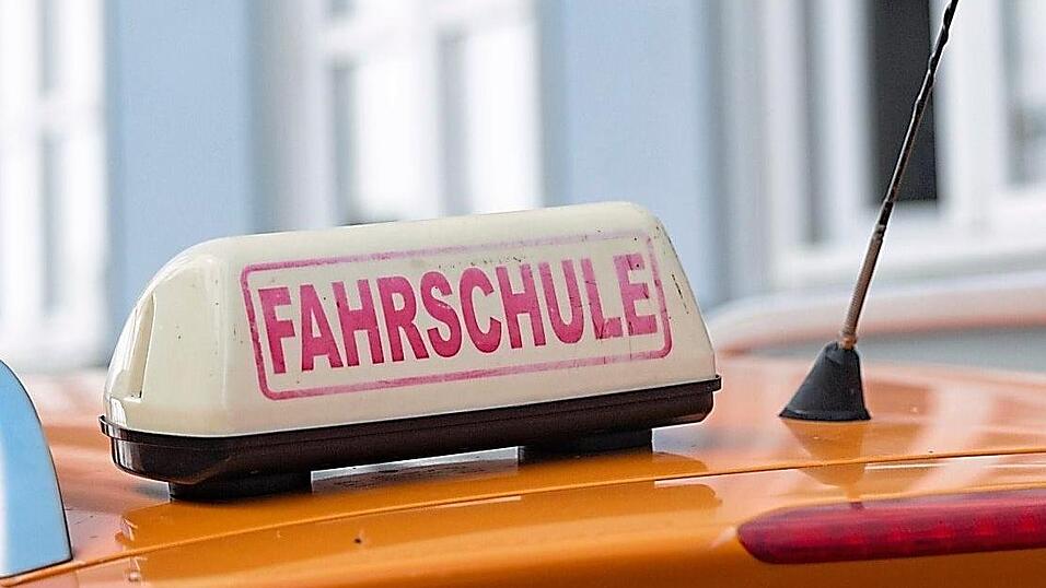 Etliche junge Frauen hatten dem Betreiber einer Fahrschule im Herbst 2022 von „sexualisierten Gesprächen“ mit einem Angestellten berichtet, die „unangenehm und geschmacklos“ waren. Etliche junge Frauen hatten dem Betreiber einer Fahrschule im Herbst 2022 von „sexualisierten Gesprächen“ mit einem Angestellten berichtet, die „unangenehm und geschmacklos“ waren.