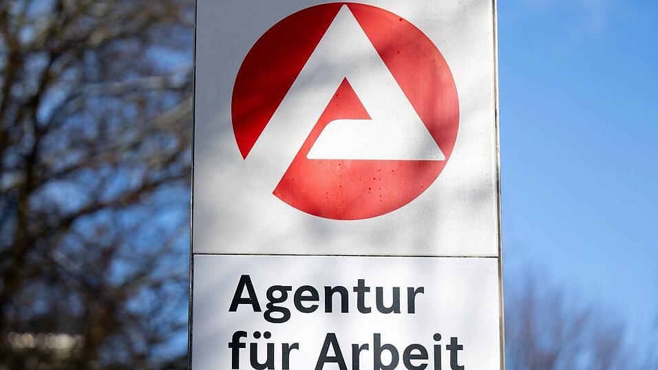 Der Zahl der Arbeitslosen ist wie üblich im November gesunken, lag aber schon lange nicht mehr so hoch. (Archivbild) Der Zahl der Arbeitslosen ist wie üblich im November gesunken, lag aber schon lange nicht mehr so hoch. (Archivbild)