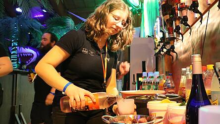 Zum zweiten Mal ist Lisa Neudecker als Barkeeperin im Einsatz. Zuvor arbeitete sie drei Jahre an der Garderobe. Zum zweiten Mal ist Lisa Neudecker als Barkeeperin im Einsatz. Zuvor arbeitete sie drei Jahre an der Garderobe.