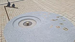 Herzstück ist ein Brunnen - ein runder Betonkorpus mit einem Durchmesser von zwei Metern. Auf dem Wasserzulauf sitzen zwei Vögel aus Messing. Im Internet wird darüber heftig diskutiert. Herzstück ist ein Brunnen - ein runder Betonkorpus mit einem Durchmesser von zwei Metern. Auf dem Wasserzulauf sitzen zwei Vögel aus Messing. Im Internet wird darüber heftig diskutiert.
