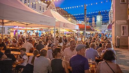 Aufgrund der warmen Sommertemperaturen verweilten die Besucher heuer länger im „größten Biergarten“ auf dem Stadtplatz. Aufgrund der warmen Sommertemperaturen verweilten die Besucher heuer länger im „größten Biergarten“ auf dem Stadtplatz.