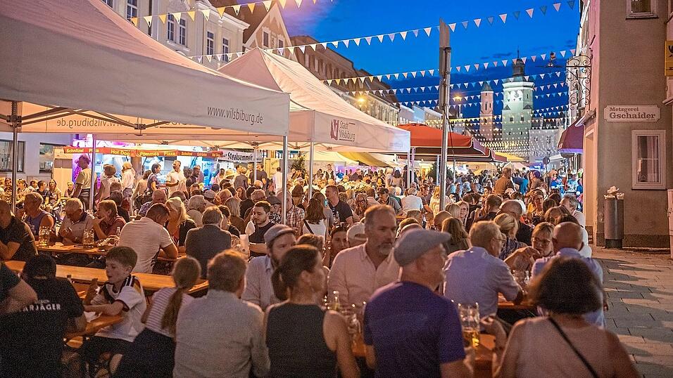 Aufgrund der warmen Sommertemperaturen verweilten die Besucher heuer l&auml;nger im &bdquo;gr&ouml;&szlig;ten Biergarten&ldquo; auf dem Stadtplatz.