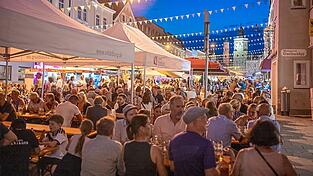 Aufgrund der warmen Sommertemperaturen verweilten die Besucher heuer l&auml;nger im &bdquo;gr&ouml;&szlig;ten Biergarten&ldquo; auf dem Stadtplatz.