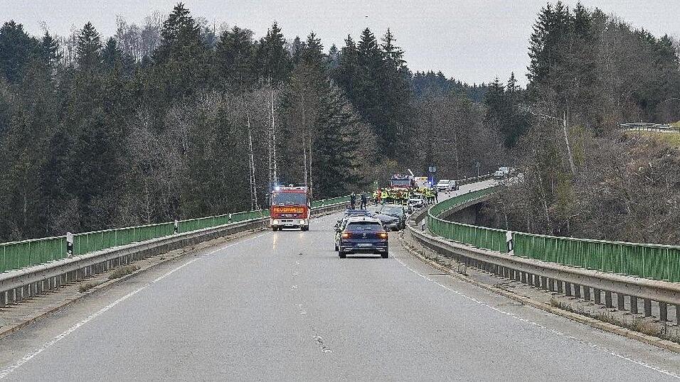 Bei einem Unfall auf der Staatsstraße 2622 in Hutthurm starb eine 59-jährige Frau, ein 55-Jähriger wurde schwer verletzt. Bei einem Unfall auf der Staatsstraße 2622 in Hutthurm starb eine 59-jährige Frau, ein 55-Jähriger wurde schwer verletzt.