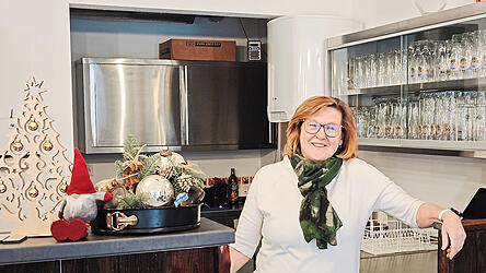 Rita Koeppelle am Tresen im Landcafé, wo die Weihnachtsfeier für jeden, der Heiligabend nicht alleine verbringen will, stattfinden wird. Rita Koeppelle am Tresen im Landcafé, wo die Weihnachtsfeier für jeden, der Heiligabend nicht alleine verbringen will, stattfinden wird.