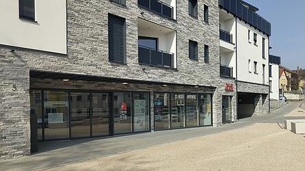 Die St. Josef-Apotheke zog vergangenen Sommer innerhalb von Vilsbiburg in die Freiung um. Die Leiterin klagt &uuml;ber Herausforderungen aufgrund der nicht angepassten Apothekenverg&uuml;tung.