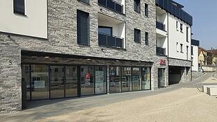 Die St. Josef-Apotheke zog vergangenen Sommer innerhalb von Vilsbiburg in die Freiung um. Die Leiterin klagt &uuml;ber Herausforderungen aufgrund der nicht angepassten Apothekenverg&uuml;tung.