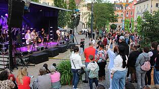 Am Samstag ist der Marktplatz voll: „D’Hundskrippln“ locken ein großes Publikum an. Am Samstag ist der Marktplatz voll: „D’Hundskrippln“ locken ein großes Publikum an.