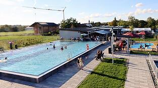 So mancher Gast wagte sich beim Freibadfest auch in das erfrischende Becken. So mancher Gast wagte sich beim Freibadfest auch in das erfrischende Becken.