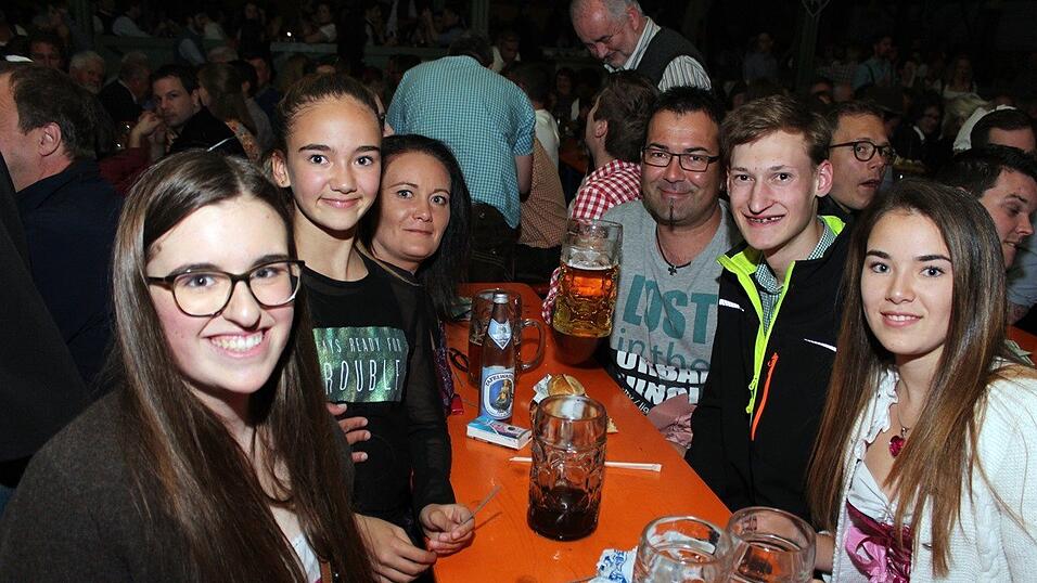 Die Fr&uuml;hjahrsdult 2017 in Landshut neigt sich dem Ende entgegen. Grund genug, noch einmal richtig in den Bierzelten zu feiern - abgerundet vom traditionellen Feuerwerk.