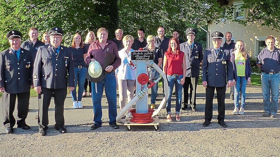 Zum Abschied gab es f&uuml;r Erwin Kaiser einen Hydranten samt Schlauch.