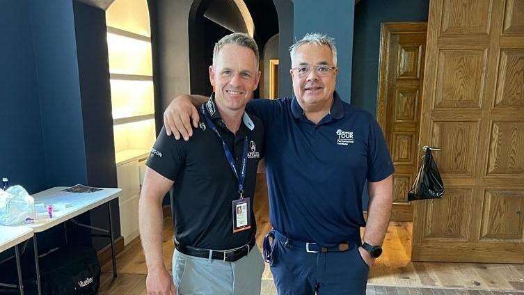 Der Deggendorfer Physiotherapeut Artur Frank (r.) mit Ryder-Cup-Captain Luke Donald.
