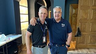 Der Deggendorfer Physiotherapeut Artur Frank (r.) mit Ryder-Cup-Captain Luke Donald.