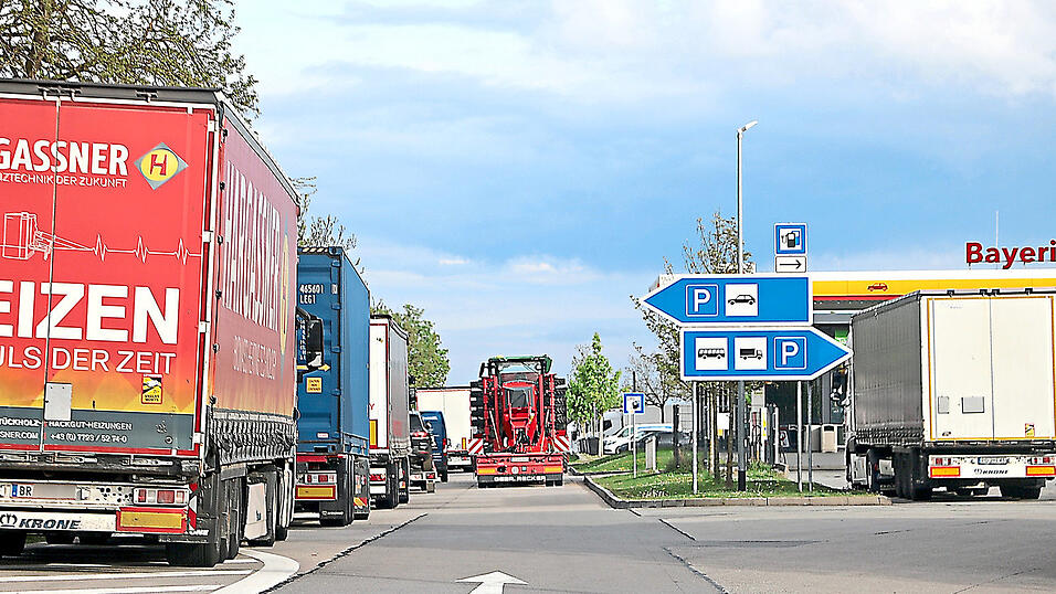 Früher Abend auf der Autobahn-Rastanlage Bayerischer Wald Süd in der Nähe von Hunderdorf: Alle Stellplätze für Lastwagen sind bereits belegt, trotzdem biegen immer weitere Trucker auf der Suche nach einem Parkplatz für die Nacht ein.