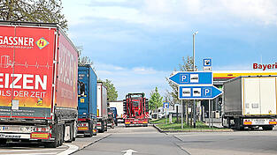 Früher Abend auf der Autobahn-Rastanlage Bayerischer Wald Süd in der Nähe von Hunderdorf: Alle Stellplätze für Lastwagen sind bereits belegt, trotzdem biegen immer weitere Trucker auf der Suche nach einem Parkplatz für die Nacht ein.