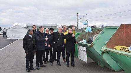 Landrat Peter Dreier sowie die beiden Bürgermeister Peter Forstner und Ludwig Robold (v.r.) machten die ersten Probewürfe der neuen Altstoffsammelstelle Ergoldsbach-Neufahrn.