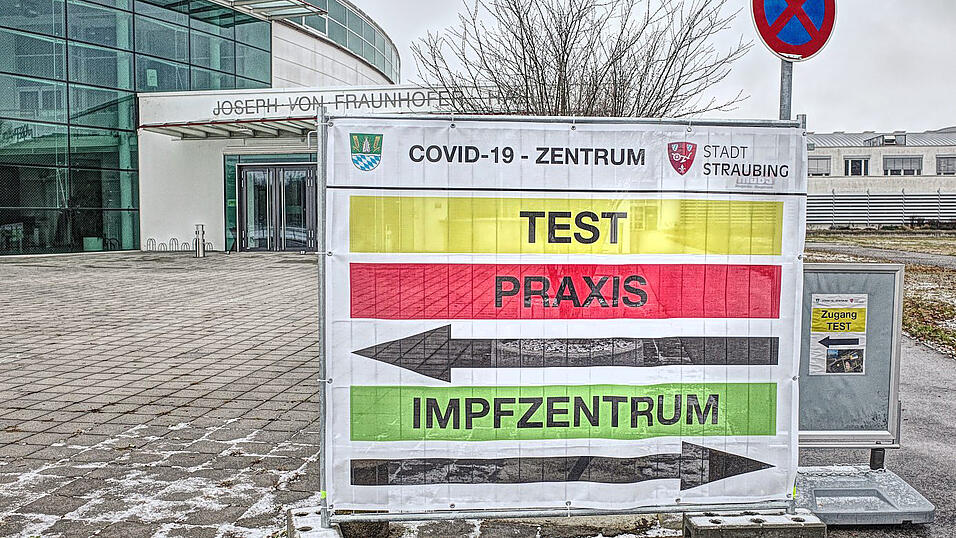 Rechts der Fraunhofer-Halle geht's zum Impfzentrum.