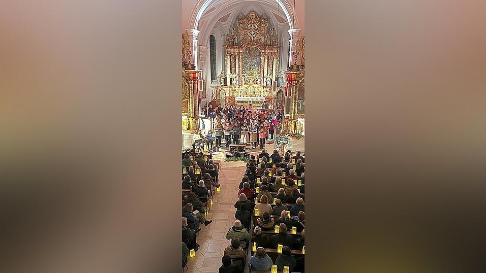 Die vollbesetzte Kirche.